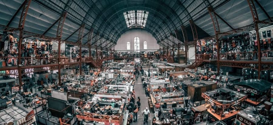walkie talkie UHF en centro de almacenamiento